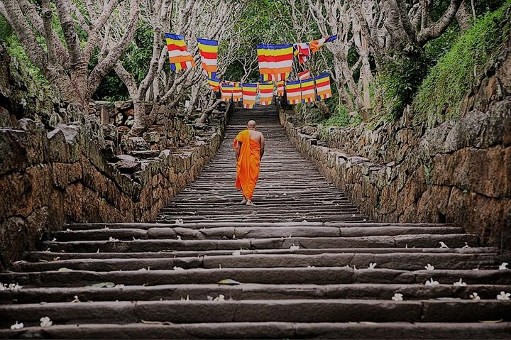 Exclusive : Tuk-Tuk Expedition to Visit Mihintale - Photo 1 of 5